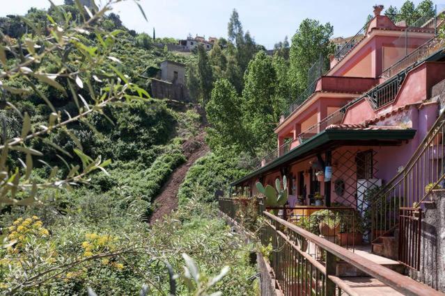 Carly & Dane Vacation House Таормина Экстерьер фото