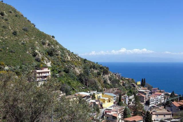 Carly & Dane Vacation House Таормина Экстерьер фото